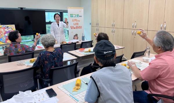 지난달 열린 경기도 광명시 고·당센터의 밥그릇 교육 장면. 참가자들이 음식을 활용해 영양 실습을 하고 있다. 광명시 고·당센터 제공