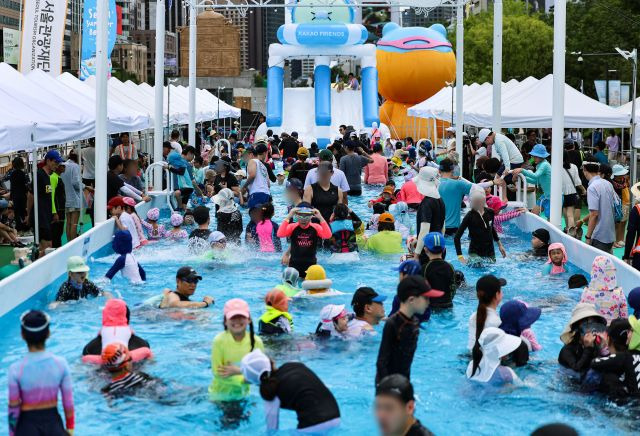 뜨거운 날씨가 이어지는 지난달 28일 서울 종로구 광화문광장에 마련된 '2024 서울 썸머비치' 수영장에서 어린이들이 물놀이를 즐기고 있다. 연합뉴스