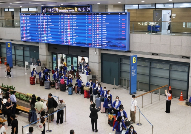 외국인 가사관리사 시범사업에 참여하는 필리핀 가사관리사들이 6일 아침 인천국제공항 제1터미널을 통해 입국한 뒤 버스로 이동하고 있다.