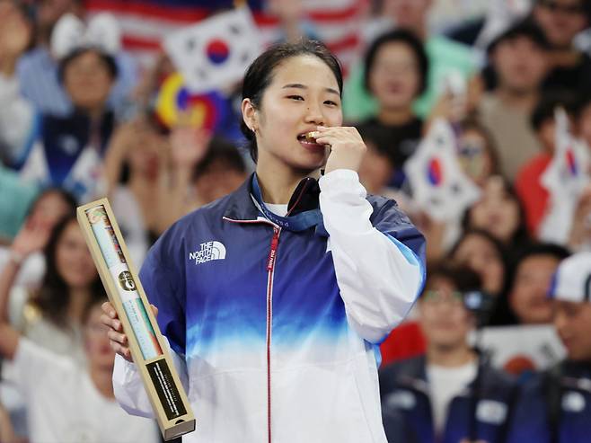 대한민국 배드민턴 국가대표팀 안세영이 5일(한국시간) 프랑스 파리 아레나 포르트 드 라샤펠에서 열린 '2024 파리 올림픽' 배드민턴 여자 단식 시상식에서 금메달에 입을 맞추고 있다. /2024.08.05. /파리=뉴시스