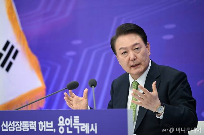 (서울=뉴스1) 오대일 기자 = 윤석열 대통령이 25일 경기도 용인특례시청에서 '대한민국 신성장동력 허브, 용인특례시'를 주제로 열린 스물세 번째 국민과 함께하는 민생토론회에서 모두발언을 하고 있다. (대통령실 제공) 2024.3.25/뉴스1 Copyright (C) 뉴스1. All rights reserved. 무단 전재 및 재배포, AI학습 이용 금지. /사진=(서울=뉴스1) 오대일 기자