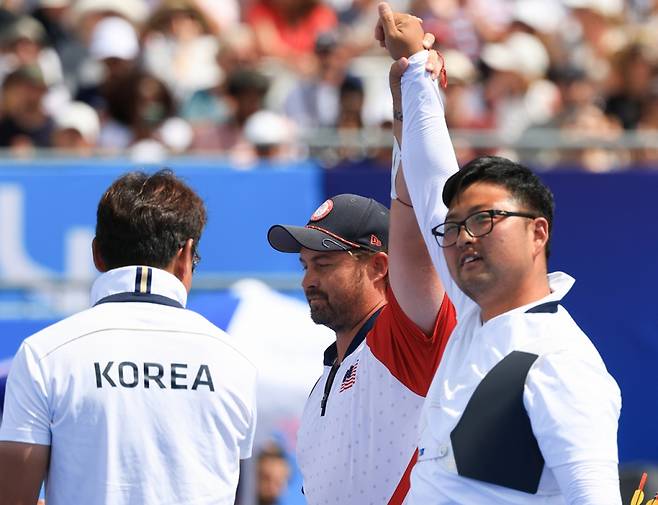 지난 4일(한국시간) 프랑스 파리 앵발리드에서 2024 파리올림픽 남자 양궁 개인전 금메달 결정전에서 대한민국 남자 양궁 대표팀 김우진 선수가 미국의 브래디 엘리슨 선수와의 경기에서 슛오프 접전 끝에 금메달을 획득했다. 엘리슨이 김우진의 팔을 들어올리며 스포츠 정신을 뽐내 화제가 됐다. /사진=뉴스1