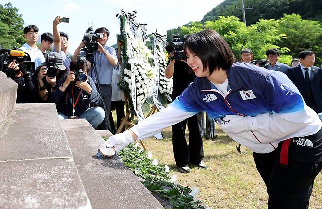 2024 파리 올림픽 유도 여자 57㎏급 은메달과 혼성단체 동메달을 획득한 허미미(21·경북체육회)가 6일 오전 대구 군위군 삼국유사면 화수리에 조성된 독립운동가 현 조부 허석 의사 기적비에 메달을 올려두고 있다. /사진=뉴시스