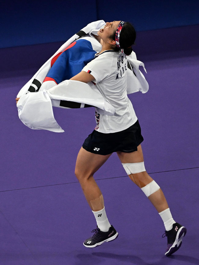 안세영이 5일 프랑스 파리의 포르트드라샤펠 경기장에서 열린 2024 파리올림픽 배드민턴 여자 단식 결승에서 중국의 허빙자오를 꺾고 금메달을 확정한 뒤 태극기를 들고 환호하고 있다. 윤성호 기자