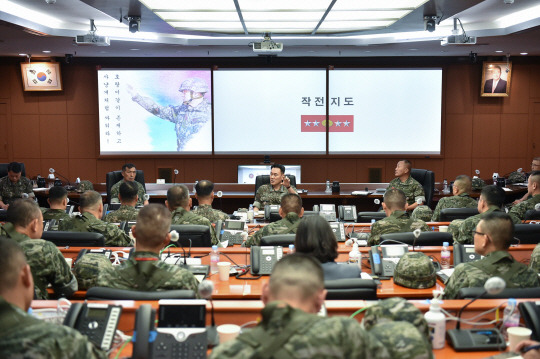 김명수 합참의장이 해병대사·서방사 작전회의실에서 김계환 해병대사령관 등 주요 직위자들과 군사대비태세 확립에 대해 토의하고 있다. 합동참모회의 제공