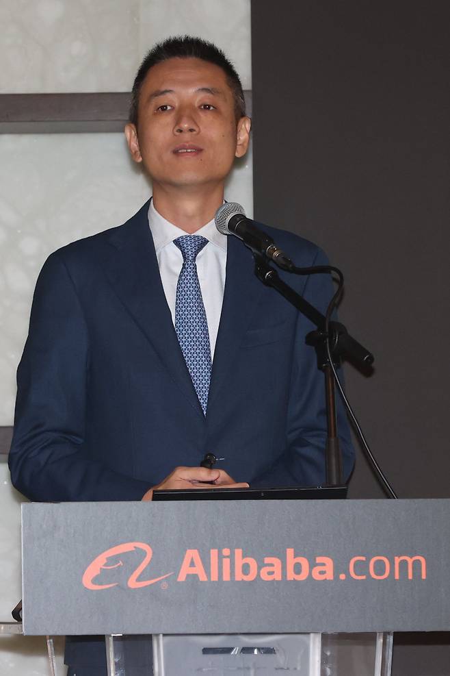 앤드류 정 알리바바닷컴 부대표가 22일 서울 중구 더플라자호텔에서 '한국 중소기업의 글로벌 판매 가속화 지원 기자간담회'를 하고 있다. [연합]