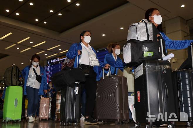 [인천공항=뉴시스] 공항사진기자단 = 외국인 가사관리사 시범사업에 참여하는 필리핀인 가사관리사들이 6일 오전 인천국제공항을 통해 입국하고 있다. 2024.08.06. photo@newsis.com