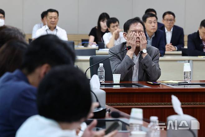 [과천=뉴시스] 김금보 기자 = 김태규 방송통신위원회 위원장 직무대행이 6일 오후  경기도 과천시 정부과천청사 방송통신위원회에서 열린 더불어민주당 소속 과학기술정보방송통신위원회 위원들의 'KBS 이사 및 방문진 이사 선임 과정 불법성 검증'에서 마른세수를 하고 있다. 2024.08.06. kgb@newsis.com