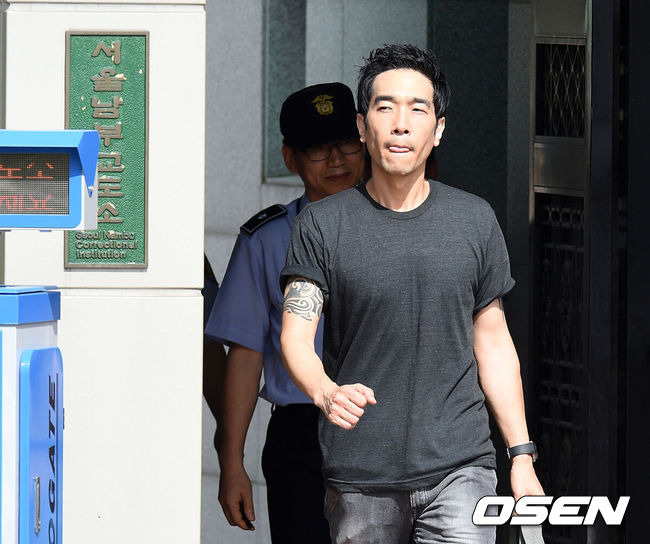 [OSEN=이대선 기자] 가수 고영욱이 10일 오전 서울남부교도소에서 출소했다.가수 고영욱이 출구로 나가고 있다.고영욱은 지난 2013년 '미성년자 성폭행 및 성추행 혐의'로 기소됐다. 이와 관련해 대법원은 징역 2년 6개월, 신상정보 공개·고지 5년, 위치추적 전자장치(전자발찌) 부착 3년 등 피고인 고영욱에 대한 항소심에 대한 상고를 기각하고 원심을 확정했다.고영욱은 재판 기간 중 남부구치소에서 11개월여가량을 보낸 후 이후 안양교도소에서 복역을 해왔고, 이후 서울남부교도소로 이송, 수용됐다. 모든 형량을 채우고 10일 예정대로 출소한 뒤에는 신상정보 공개·고지 5년, 위치추적 전자장치(전자발찌) 부착 3년이 추가 시행된다.한편 고영욱은 지난 2010년 7월부터 2012년 12월까지 자신의 오피스텔과 승용차 등에서 미성년자 3인을 총 4차례에 걸쳐 성폭행 및 강제 추행한 혐의로 구속기소 됐다./sunday@osen.co.kr