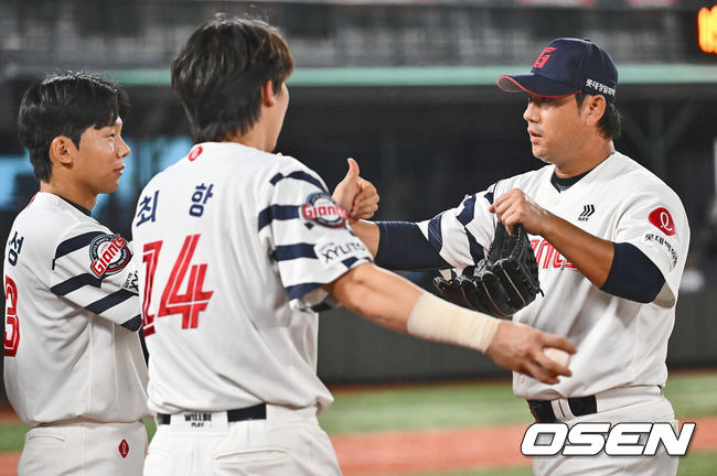 [OSEN=부산, 이석우 기자] 6일 부산 사직야구장에서 2024 신한 SOL 뱅크 KBO 리그 롯데 자이언츠와 NC 다이노스의 경기가 열렸다. 홈팀 롯데는 윌커슨이 선발 출전하고 NC는 신민혁이 선발 출전했다.롯데 자이언츠 김상수가 8회초를 무실점으로 막고 하이파이브를 하고 있다. 2024.08.06 / foto0307@osen.co.kr