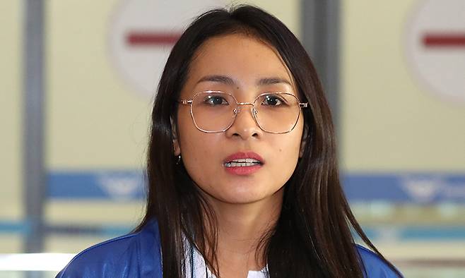 6일 입국한 필리핀 가사관리사 글로리 마시나그씨가 취재진의 질문에 답변하고 있다. 인천공항=공항사진기자단