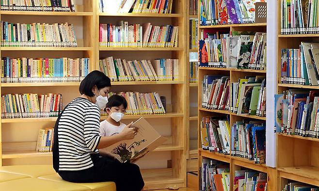 공공도서관을 이용하는 사람들이 꾸준히 늘고 있다. 사진은 서울 중랑구 양원숲속도서관. 세계일보 자료사진