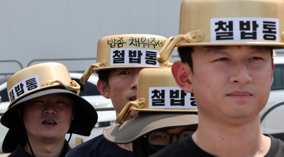 ‘밥 좀 채워주세요’ - 전국공무원노동조합 2030청년위원회 회원들이 6일 서울 용산구 대통령실 앞에서 열린 임금 수당 현실화 2024년 청년공무원 100인 기자회견에서 양은냄비를 머리에 쓰고 있다. 2024.8.6 뉴스1