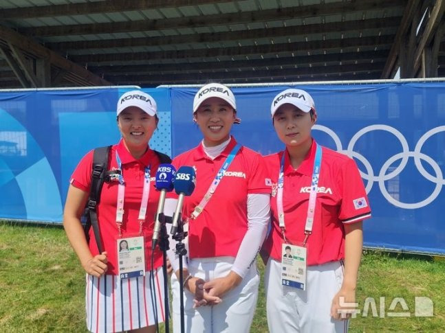 한국 여자골프가 도쿄올림픽 노메달의 아쉬움을 털고 8년 만의 올림픽 금메달에 도전한다. 파리올림픽에 태극마크를 달고 출전하는 고진영 양희영 김효주(왼쪽부터)가 선전을 다짐하고 있다. 기앙쿠르(프랑스) | 뉴시스