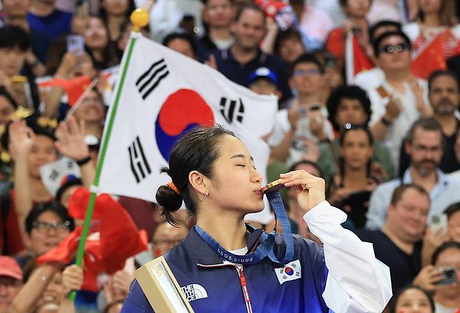 5일(현지시간) 파리 라 샤펠 아레나에서 열린 2024 파리올림픽 배드민턴 여자 단식 결승전에서 금메달을 획득한 안세영이 시상식에서 메달에 키스하고 있다. 2024.8.5 파리= 올림픽사진공동취재단/KO