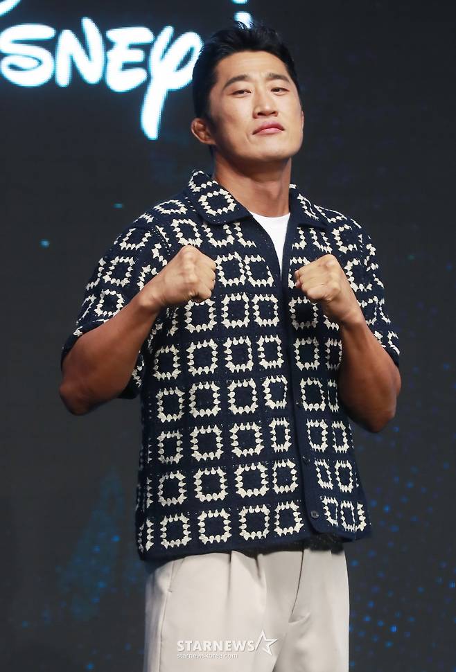 방송인 김동현이 6일 오전 서울 여의도 콘래드호텔에서 진행된 디즈니+ 예능 '더 존 : 버텨야 산다3' 제작발표회에 참석해 포즈를 취하고 있다.  오직 4시간, 끝없는 AI의 공격부터 내 집 마련 전세 대출금 갚기, 선 넘지 않고 버티기 등 극한의 현실 공감 미션을 버티기 위해 더 강력하게 돌아온 ‘존버즈’ 유재석, 권유리, 김동현, 덱스의 ‘도파민 ON’ 버라이어티 '더 존 : 버텨야 산다3'는 오는 7일 공개된다. /2024.08.06 /사진=이동훈