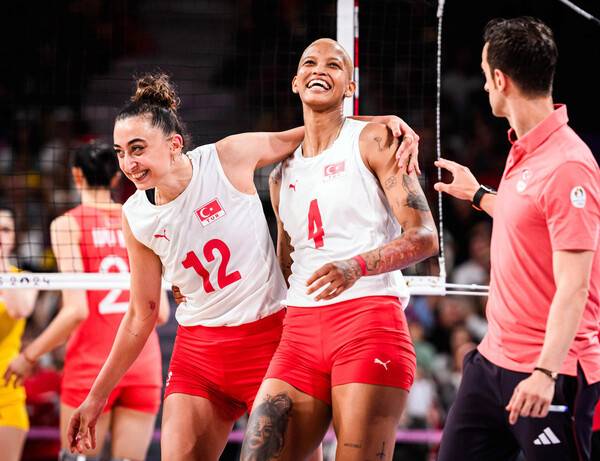 2024 파리올림픽 튀르키에 女배구 바르가스(오른쪽)가 공격을 성공시키고 기뻐하는 모습.(사진출처=FIVB)