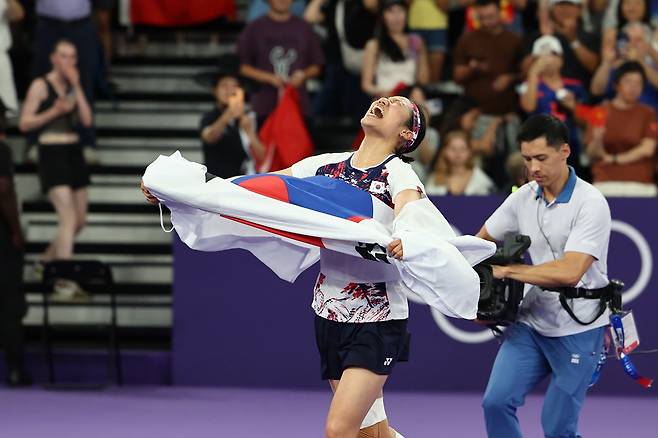 여자 배드민턴 세계랭킹 1위 안세영이 5일(한국시간) 프랑스 파리 포르트드라샤펠 경기장에서 열린 2024 파리 하계올림픽 배드민턴 여자 단식 결승에서 세계랭킹 9위 허빙자오를 게임 스코어 2-0(21-13 21-16)으로 완파하고 금메달을 따냈다. 다만 우승 확정 후 인터뷰를 통해 대한배드민턴협회와 이번 대회 준비 과정에서 갈등이 있었음을 시사하면서 향후 대표팀 은퇴 가능성도 내비쳤다. 사진 연합뉴스