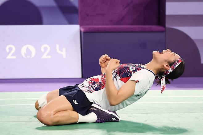 여자 배드민턴 세계랭킹 1위 안세영이 5일(한국시간) 프랑스 파리 포르트드라샤펠 경기장에서 열린 2024 파리 하계올림픽 배드민턴 여자 단식 결승에서 세계랭킹 9위 허빙자오를 게임 스코어 2-0(21-13 21-16)으로 완파하고 금메달을 따냈다. 다만 우승 확정 후 인터뷰를 통해 대한배드민턴협회와 이번 대회 준비 과정에서 갈등이 있었음을 시사하면서 향후 대표팀 은퇴 가능성도 내비쳤다. 사진 연합뉴스