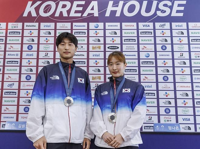 2024 파리 올림픽 배드민턴 혼성 복식에서 은메달을 따낸 김원호(왼쪽), 정나은이 6일(현지시간) 프랑스 파리의 메종 드 라 시미에 위치한 코리아 하우스에서 열린 메달리스트 기자회견에 참석했다. 지난 5일 여자 단식 금메달을 따낸 안세영은 배드민턴협회와의 갈등을 의식한 듯 불참했다. 사진 연합뉴스