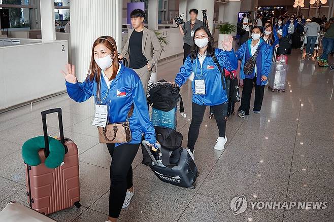 입국하는 필리핀 가사관리사 (서울=연합뉴스) 외국인 가사관리사 시범사업에 참여할 필리핀 노동자들이 6일 인천국제공항을 통해 입국하고 있다. 2024.8.6 [공항사진기자단] photo@yna.co.kr