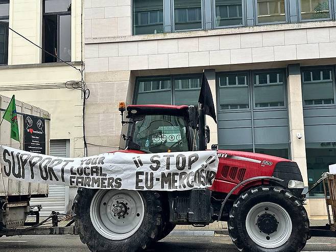 "EU-남미 FTA 중단하라" (브뤼셀=연합뉴스) 정빛나 특파원 = 2월 26일(현지시간) 벨기에 브뤼셀에 있는 EU 집행위원회 본부 인근에서 시위를 벌인 트랙터에 EU-메르코수르(남미공동시장) 자유무역협정(FTA) 협상 중단을 촉구하는 현수막이 걸려 있다. [연합뉴스 자료사진. 재판매 및 DB 금지]