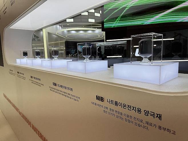 엘앤에프가 지난 3월 6일 서울 강남구 코엑스에서 개막한 배터리 산업 전시회 '인터배터리 2024' 부스에 전시한 양극재 제품.[연합뉴스 자료사진]