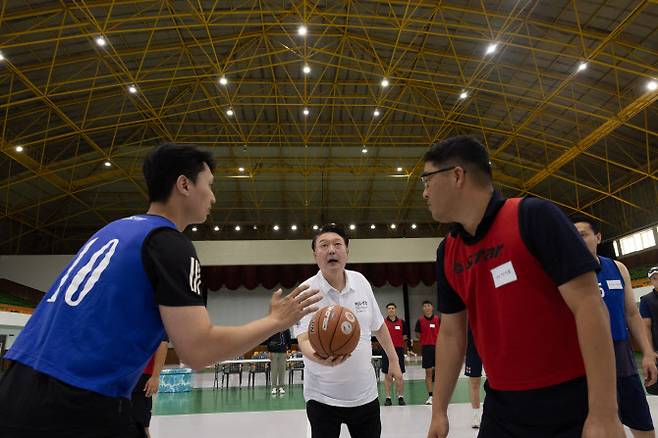 여름휴가를 맞아 경남 진해 해군기지에서 머물고 있는 윤석열 대통령이 7일 오후 진해기지사령부체육관에서 농구 시합 중인 장병들에게 점프볼을 던져주고 있다.(사진=연합뉴스)