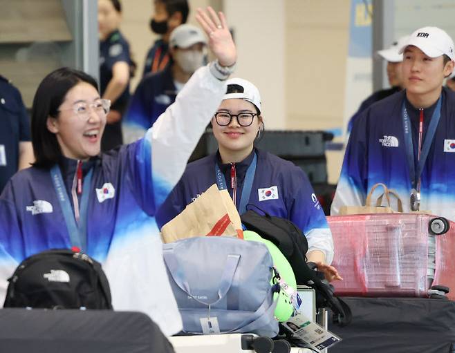 2024 파리 올림픽 사격 10m 공기권총에서 금메달을 따낸 오예진이 7일 인천국제공항을 통해 귀국하고 있다. 사진=연합뉴스