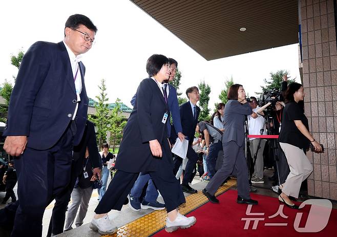 최민희 국회 과학기술정보방송통신위원장과 더불어민주당 의원들이 6일 오전 경기 정부과천청사 방송통신위원회에 방문하고 있다. 과방위 소속 더불어민주당 의원들은 이날 KBS 이사 및 방문진 이사 선임 과정 불법성 검증을 위해 방통위 현장 방문을 실시했다. 2024.8.6/뉴스1 ⓒ News1 장수영 기자