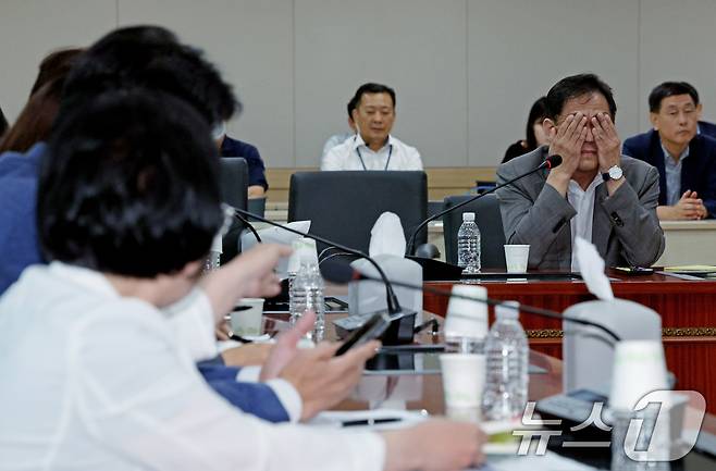 김태규 방송통신위원회 위원장 직무대행(부위원장)이 6일 오후 경기 정부과천청사 방송통신위원회에서 국회 과학기술정보방송통신위 소속 야당 의원들과 KBS 이사 및 방문진 이사 선임 과정 불법성 검증을 하던 중 얼굴을 감싸고 있다. 2024.8.6/뉴스1 ⓒ News1 장수영 기자
