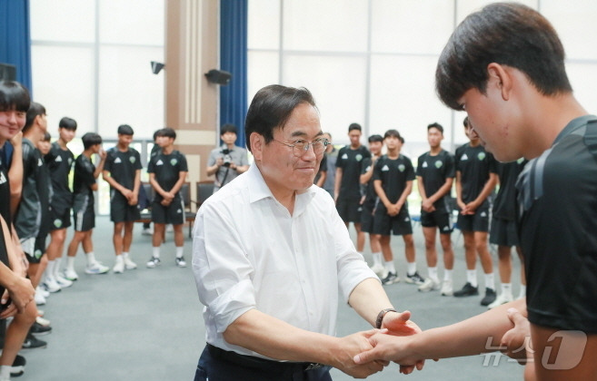 서거석 전북특별자치도교육감이 7일 전북현대모터스FC 유스팀 전북현대U18전주영생고등학교 선수들을 초청해 격려와 축하의 말을 건네고 있다. 영생고는 최근 열린 ‘2024 GROUND.N K리그 챔피언십’ 에서 우승을 차지한 바 있다.(전북교육청 제공)/뉴스1