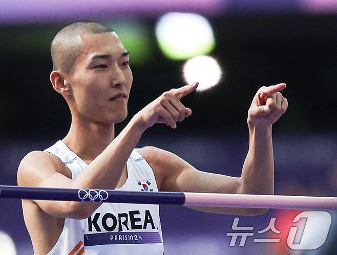 대한민국 대표팀 우상혁이 7일(한국시간) 프랑스 파리 스타드 드 프랑스에서 열린 2024 파리 올림픽 남자 육상 높이뛰기 예선에서 1차 시기에 성공한 후 세리머니를 하고 있다. 2024.8.7/뉴스1 ⓒ News1 이동해 기자