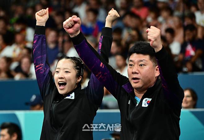 대한민국 여자 탁구 대표팀의 신유빈(왼쪽)과 오광헌 감독이 6일(한국 시간) 프랑스 파리 사우스 파리스 아레나4에서 열린 2024 파리올림픽 탁구 여자 단체 16강전에서 단식에 나선 이은혜의 득점에 기뻐하고 있다. 파리 | 박진업 기자 upandup@sportsseoul.com