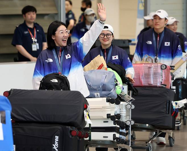 2024 파리 올림픽 사격 25ｍ 권총 금메달리스트 양지인 등 선수들이 7일 인천국제공항을 통해 귀국하고 있다. 사진 | 영종도=연합뉴스