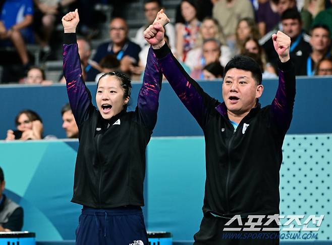 대한민국 여자 탁구 대표팀의 신유빈(왼쪽)과 오광헌 감독 파리(프랑스)=정재근 기자 cjg@sportschosun.com/2024.8.6/