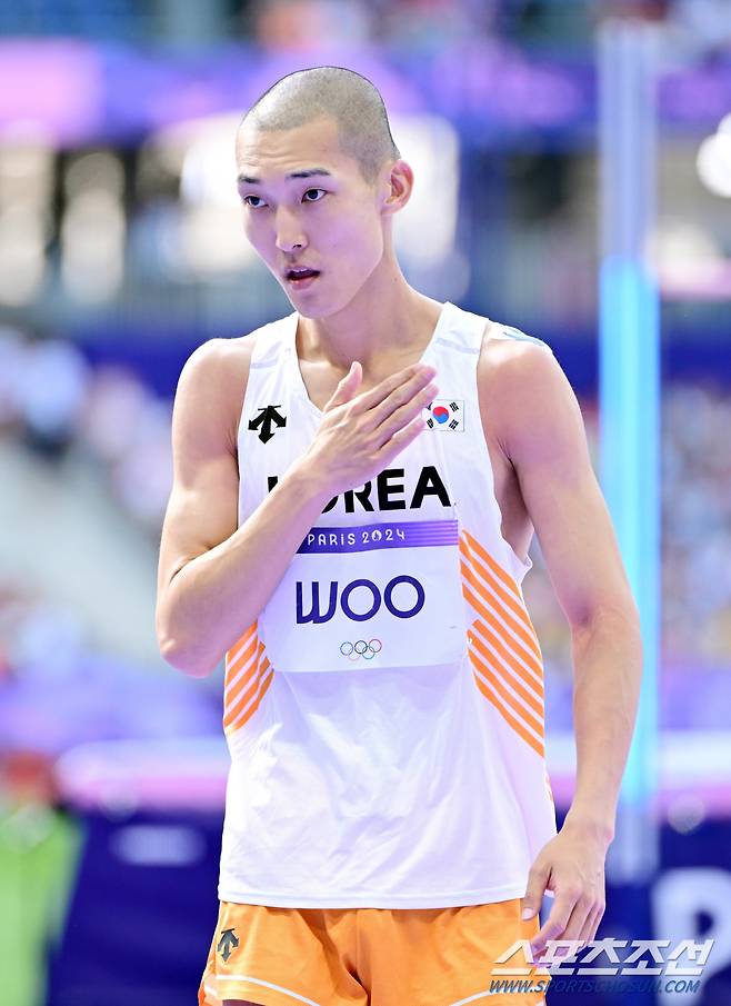 7일(한국시각) 프랑스 파리 스타드 드 프랑스에서 '2024 파리올림픽' 육상 남자 높이뛰기 예선이 열렸다. 우상혁이 2m15를 넘은 후 태극 마크를 두드리고 있다. 파리(프랑스)=정재근 기자 cjg@sportschosun.com/2024.8.7/