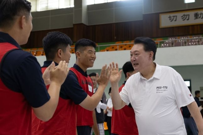 여름 휴가 중인 윤석열 대통령이 7일 경남 창원시 해군 진해기지사령부 체육관를 찾아 해군 및 해병대 장병들을 격려하며 하이파이브 하고 있다. ⓒ대통령실