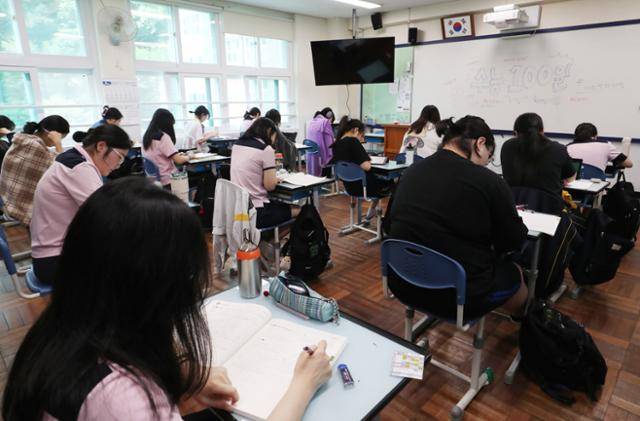 2025학년도 대학수학능력시험을 100일 앞둔 6일 부산 사상구 주례여자고등학교 3학년 교실에서 수험생들이 자습을 하고 있다. 뉴스1