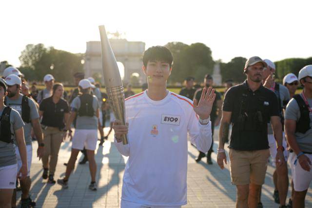 그룹 방탄소년단(BTS)의 진이 지난달 14일 프랑스 파리에서 2024 파리 하계 올림픽 성화봉송을 하고 있다. 최근 군복무를 마친 진은 하반기에 솔로 앨범을 발표할 예정이다. 2024 파리올림픽 조직위원회 제공