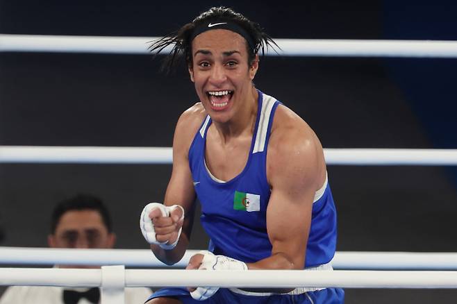 칼리프가 파리 올림픽 복싱 여자 66㎏ 준결승에서 승리 후 기뻐하고 있다. EPA=연합뉴스