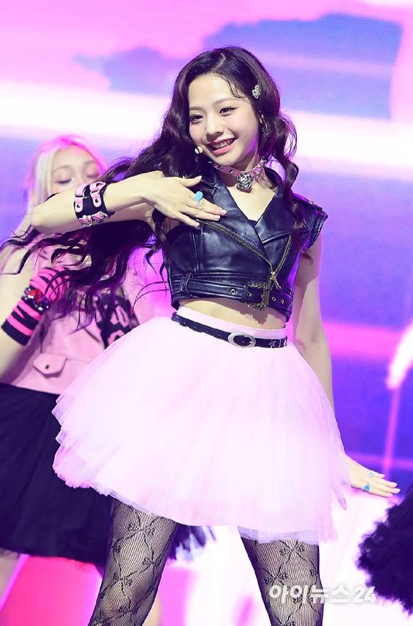 '프로패셔널한 무대' 그룹 유니스(UNIS) 임서원이 6일 오후 서울 광진구 예스24 라이브홀에서 열린 첫 싱글앨범 '큐리어스'(CURIOUS) 쇼케이스에 참석해 멋진 무대를 선보이고 있다. [사진=정소희 기자]