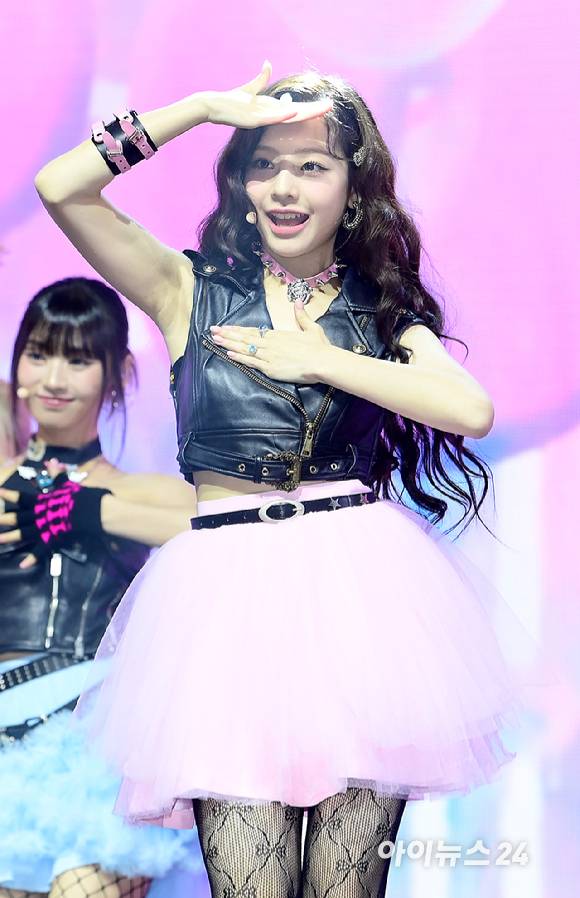 '눈부신 예쁨' 그룹 유니스(UNIS) 임서원이 6일 오후 서울 광진구 예스24 라이브홀에서 열린 첫 싱글앨범 '큐리어스'(CURIOUS) 쇼케이스에 참석해 멋진 무대를 선보이고 있다. [사진=정소희 기자]