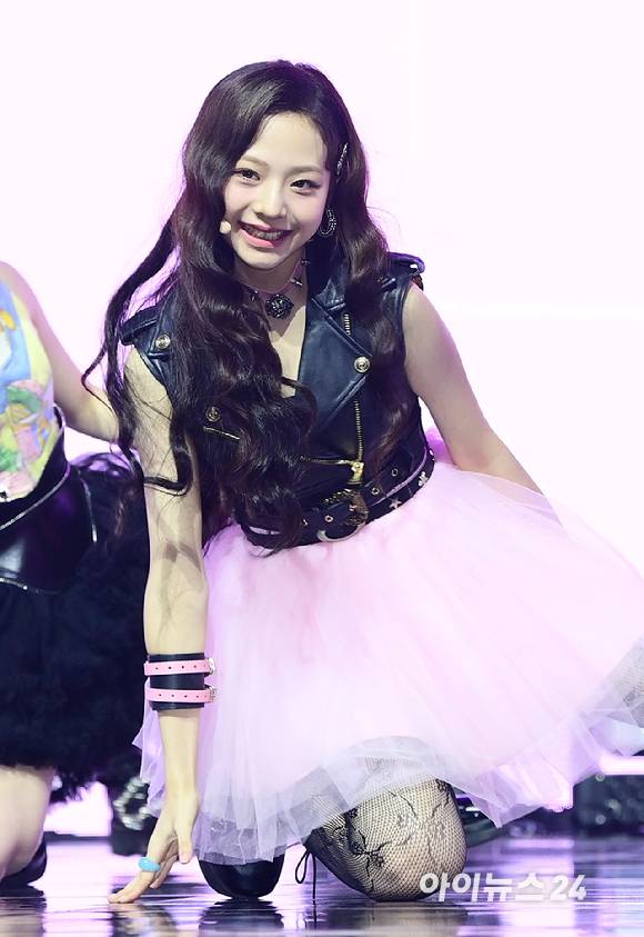 '하늘이 내린 아이돌' 그룹 유니스(UNIS) 임서원이 6일 오후 서울 광진구 예스24 라이브홀에서 열린 첫 싱글앨범 '큐리어스'(CURIOUS) 쇼케이스에 참석해 멋진 무대를 선보이고 있다. [사진=정소희 기자]