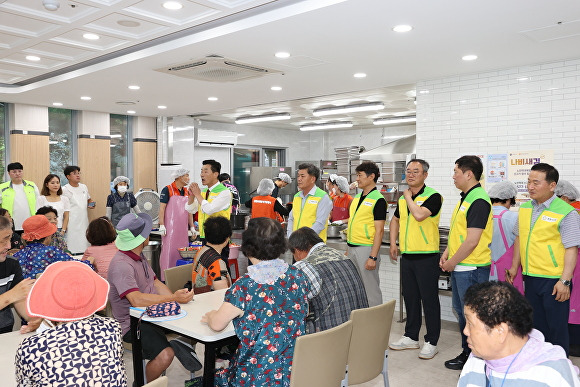 7일 포항시의회 의장단‧상임위원장단들이 무료급식소인 창포 사랑 나눔터를 방문해 배식 봉사활동을 펼치고 있다. [사진=포항시의회]