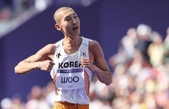 7일 육상 남자 높이뛰기 예선에서 2m15를 넘은 뒤 기뻐하는 우상혁. 파리=김성룡 기자