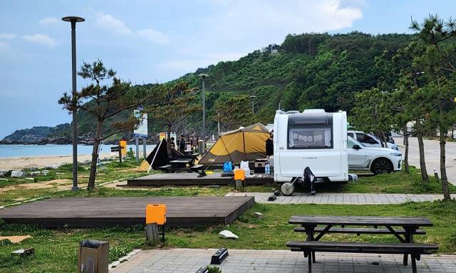 ▲ 해변 야영 천국 동해안 최북단 강원 고성군의 해변·온천·농산촌 등 4곳에 100면 이상의 캠핑장이 추가 조성돼 급증하는 캠핑카 관광수요에 대비하는 등 캠핑레저도시로의 인프라 완성이 추진된다. 명파오토캠핑장. 전인수