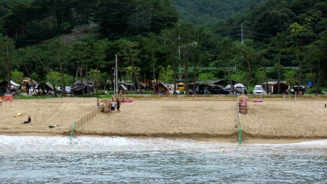 ▲ 해변 야영 천국 동해안 최북단 강원 고성군의 해변·온천·농산촌 등 4곳에 100면 이상의 캠핑장이 추가 조성돼 급증하는 캠핑카 관광수요에 대비하는 등 캠핑레저도시로의 인프라 완성이 추진된다. 반려동물 동반 가능 반암캠핑장·해수욕장. 전인수