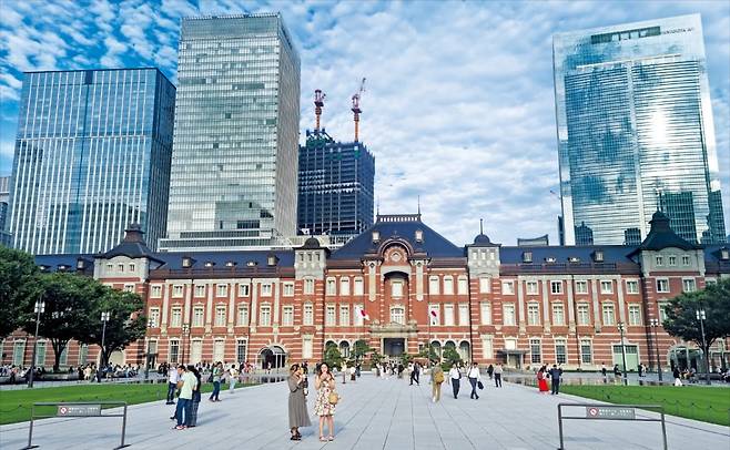 < 도쿄역 뒤 ‘수직 도시’ > 일본의 ‘도심 대개조 프로젝트’ 중심지인 도쿄역 앞 광장이 인파로 북적이고 있다. 역사 주변에는 지난해 완공된 도쿄 미드타운 야에스(오른쪽) 등 직장·주거·학교·문화시설이 합쳐진 초고층 복합빌딩이 모여 있다. 미드타운 야에스는 45층(240ｍ) 높이의 복합빌딩으로 최고층엔 불가리 호텔, 지하엔 버스터미널이 들어섰다.   도쿄=박진우 기자