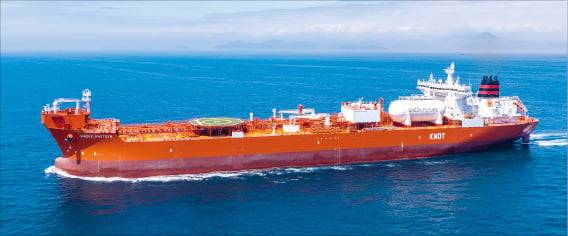 한화오션이 개발한 이중연료 추진 셔틀탱커. 액화천연가스(LNG)와 원유를 연료로 사용한다. 한화오션 제공